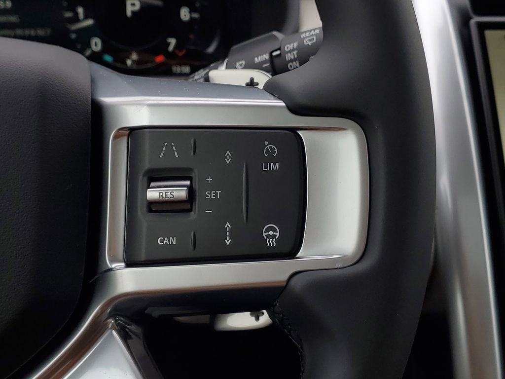 New 2026 Land Rover Discovery Dynamic SE image 19