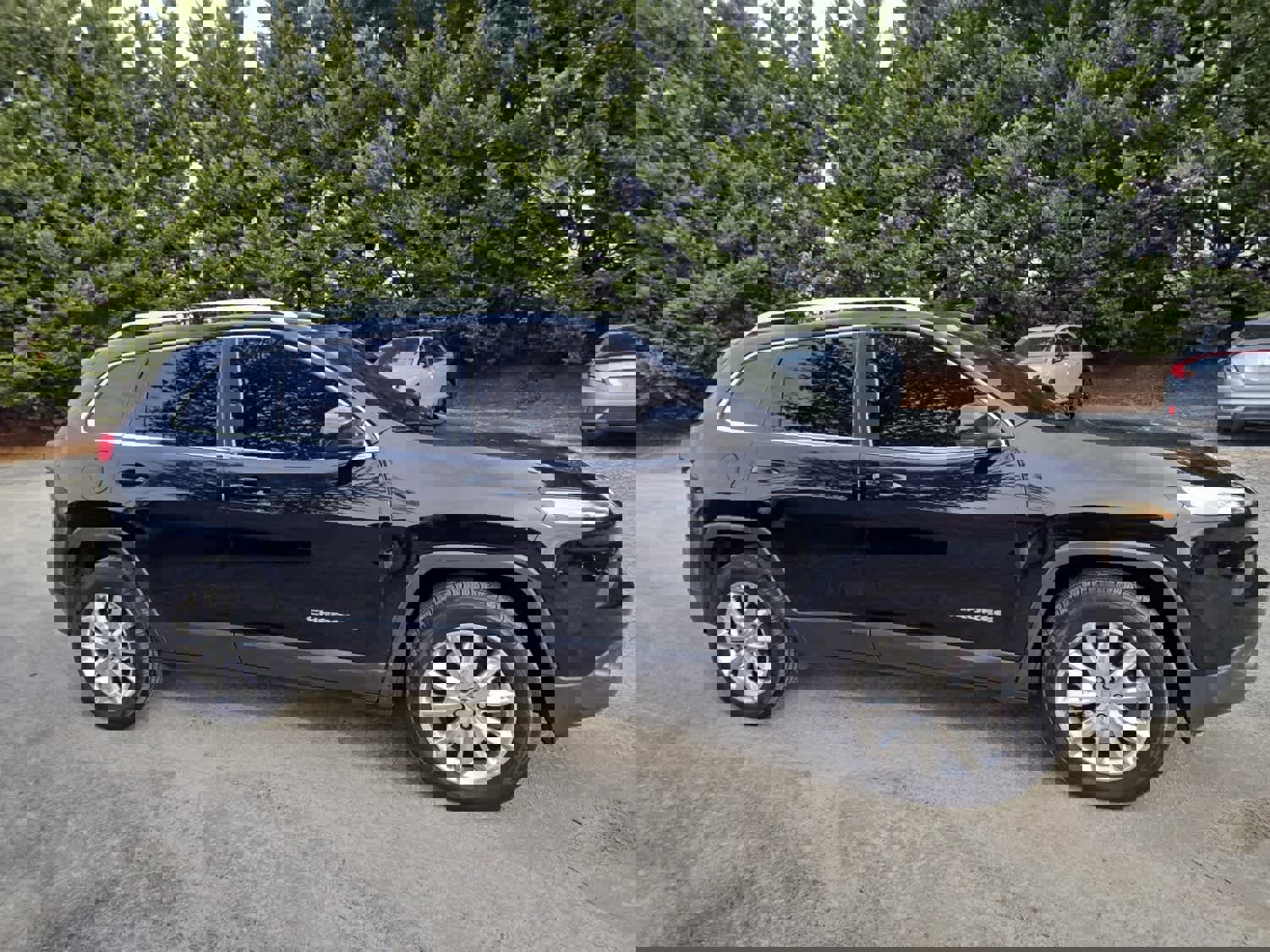 Used 2017 Jeep Cherokee Limited image 5