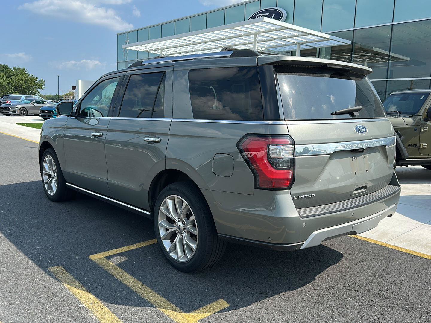 Used 2019 Ford Expedition Limited w/ Equipment Group 302A AWD/4WD image 7