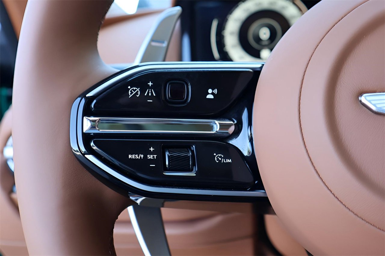 Used 2025 Aston Martin DB12 Coupe image 25