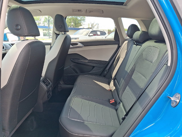 Used 2025 Volkswagen Taos SE w/ Panoramic Sunroof Package AWD/4WD image 10