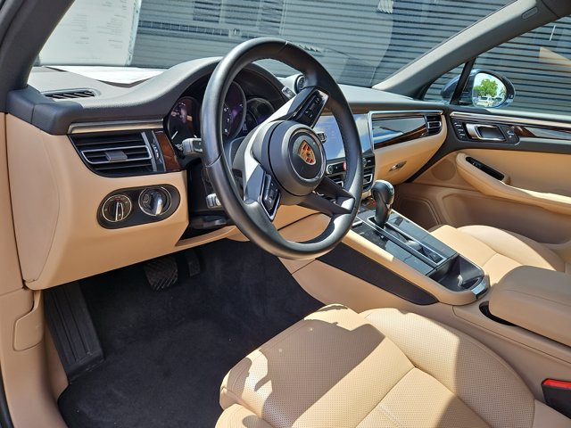 Certified 2023 Porsche Macan AWD/4WD image 4