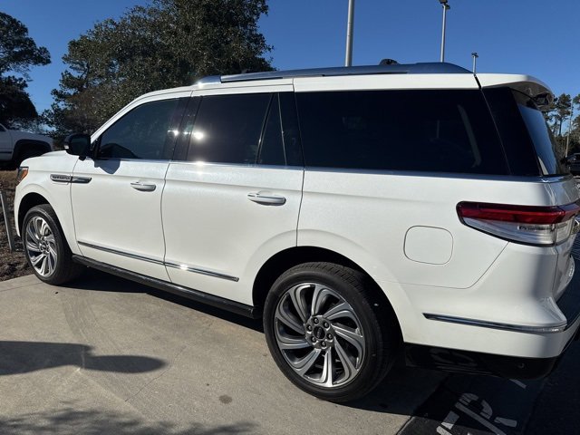 Used 2023 Lincoln Navigator Reserve image 2