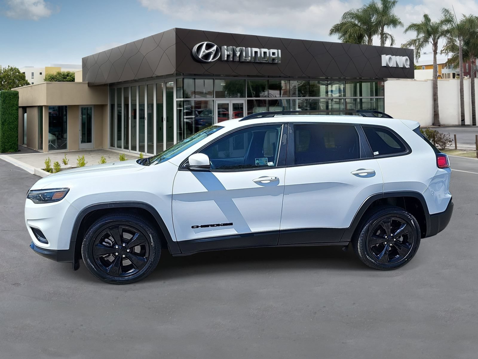 Used 2019 Jeep Cherokee Latitude Plus FWD image 6