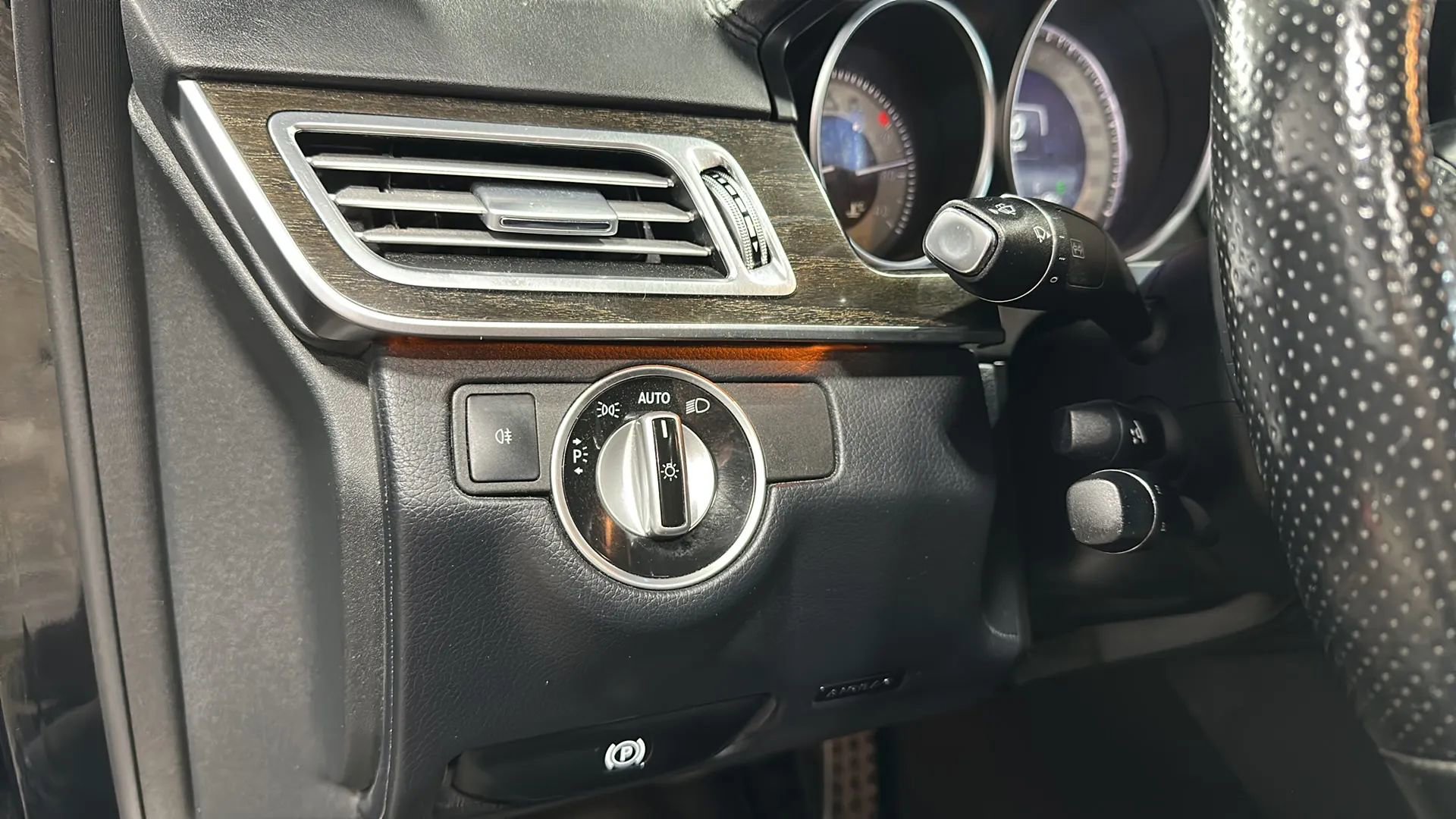 Used 2016 Mercedes-Benz E 400 4MATIC Sedan image 28