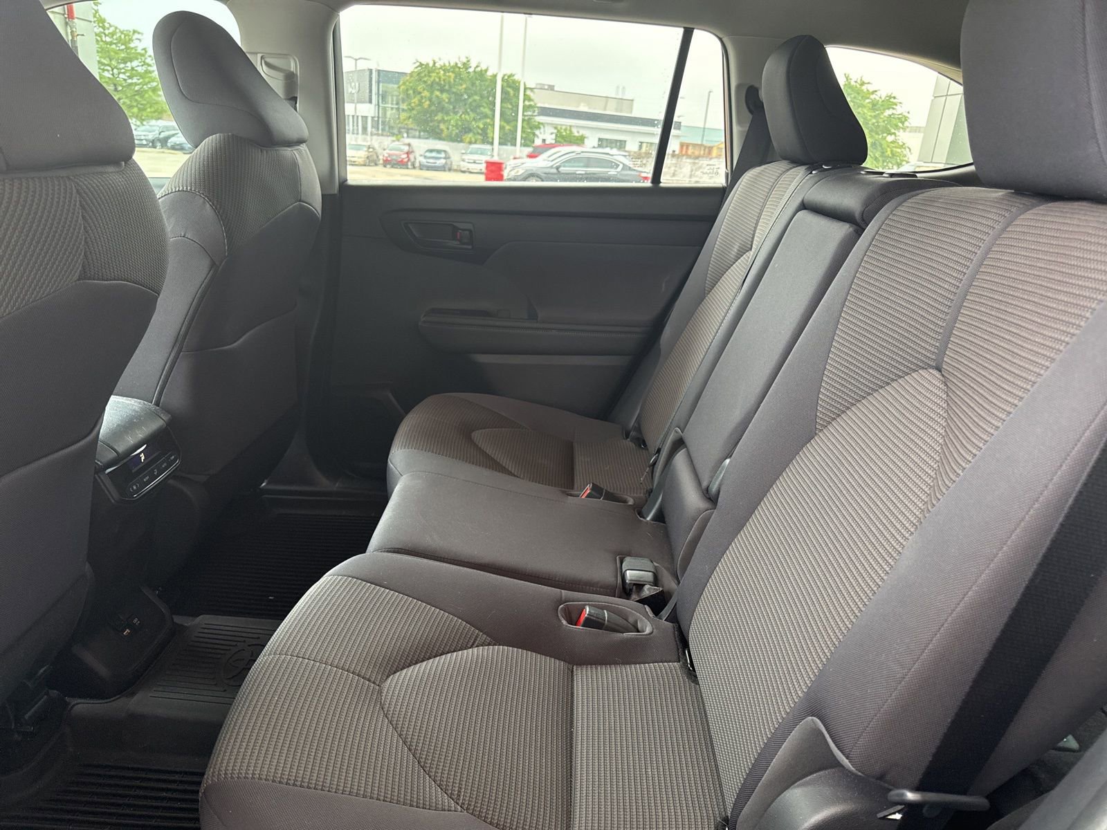 Used 2021 Toyota Highlander LE FWD image 21