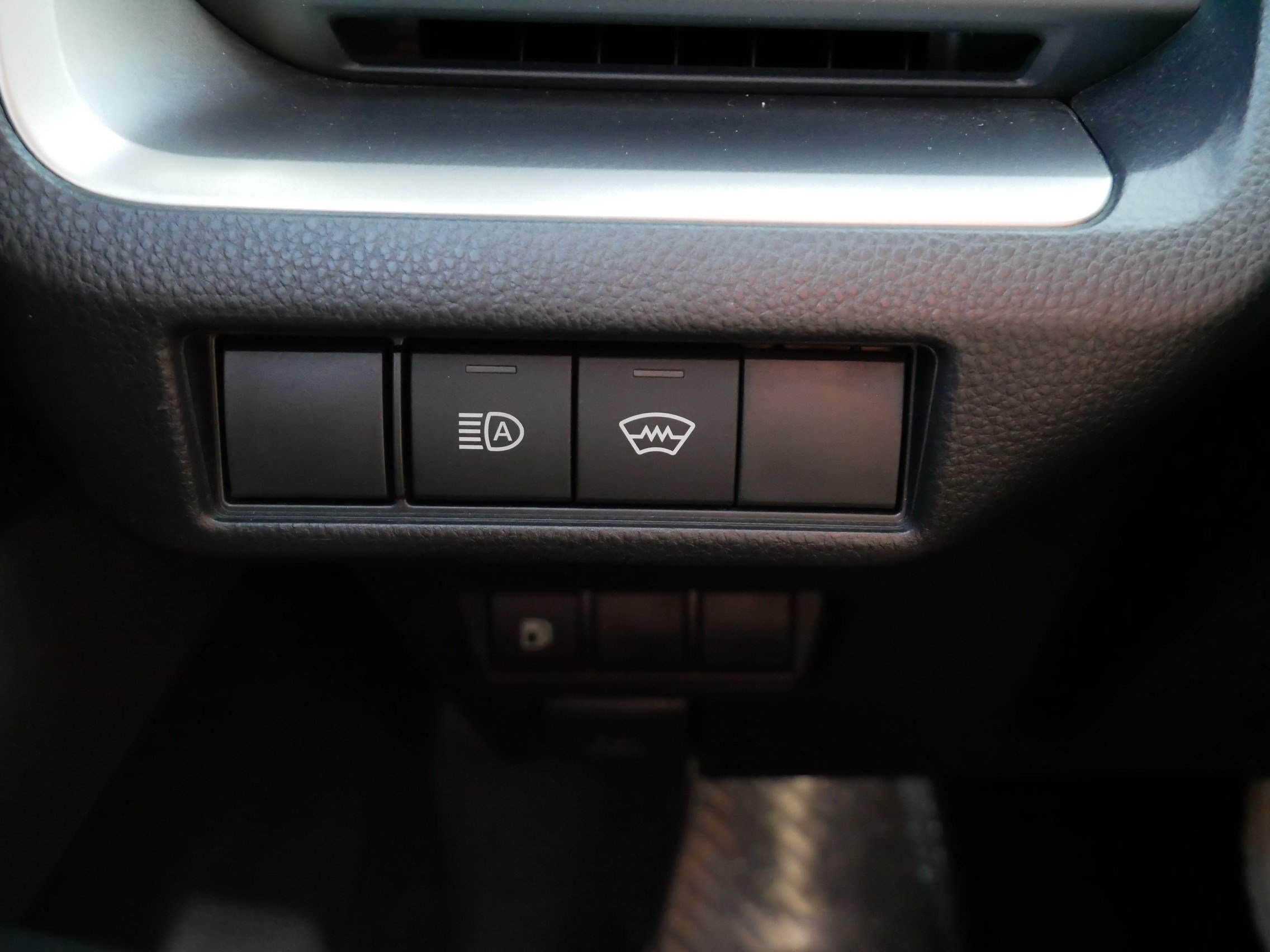Certified 2025 Toyota Prius LE FWD image 29