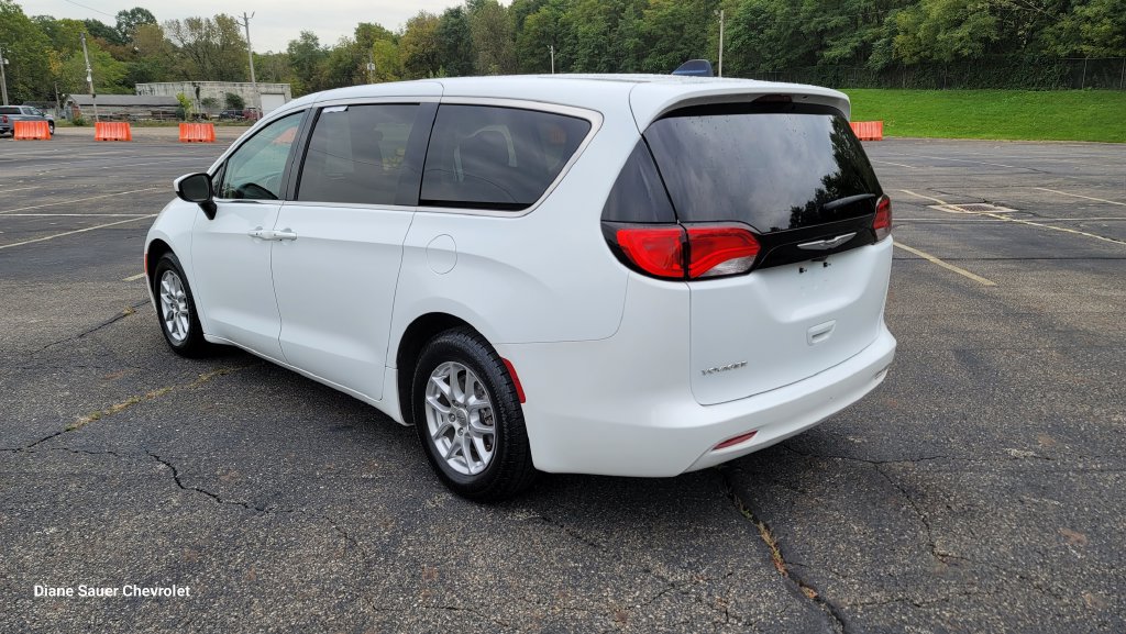 Used 2023 Chrysler Voyager LX FWD image 9