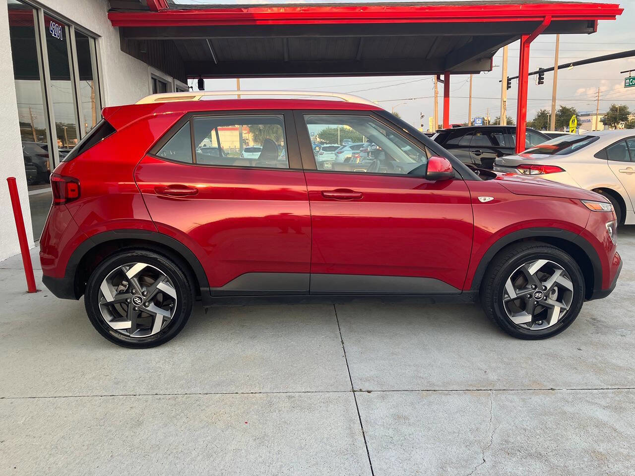 Used 2021 Hyundai Venue SEL image 4