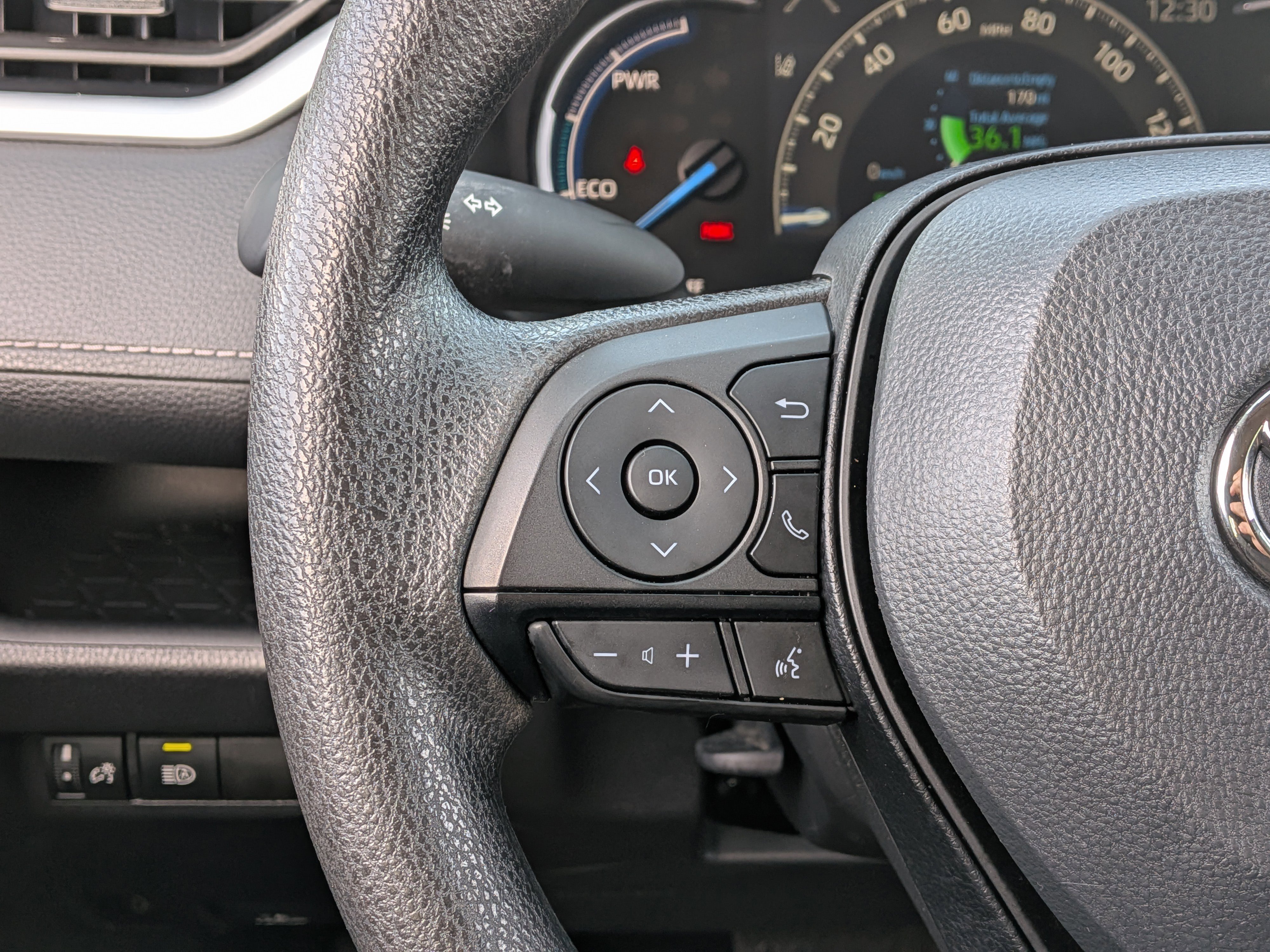 Certified 2025 Toyota RAV4 LE image 31