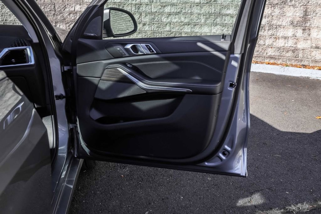 Used 2024 BMW X7 xDrive40i w/ Premium Package image 13