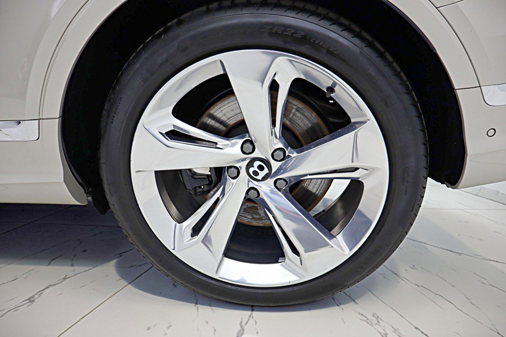 Used 2024 Bentley Bentayga Plug-In Hybrid image 56