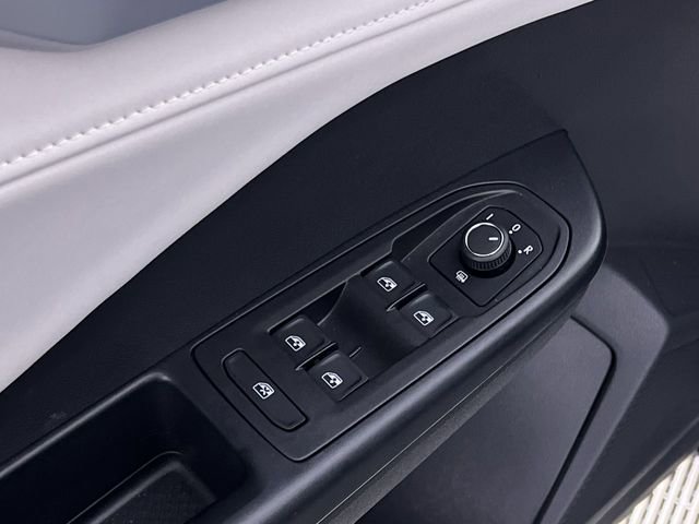 Used 2025 Volkswagen Taos SE image 13