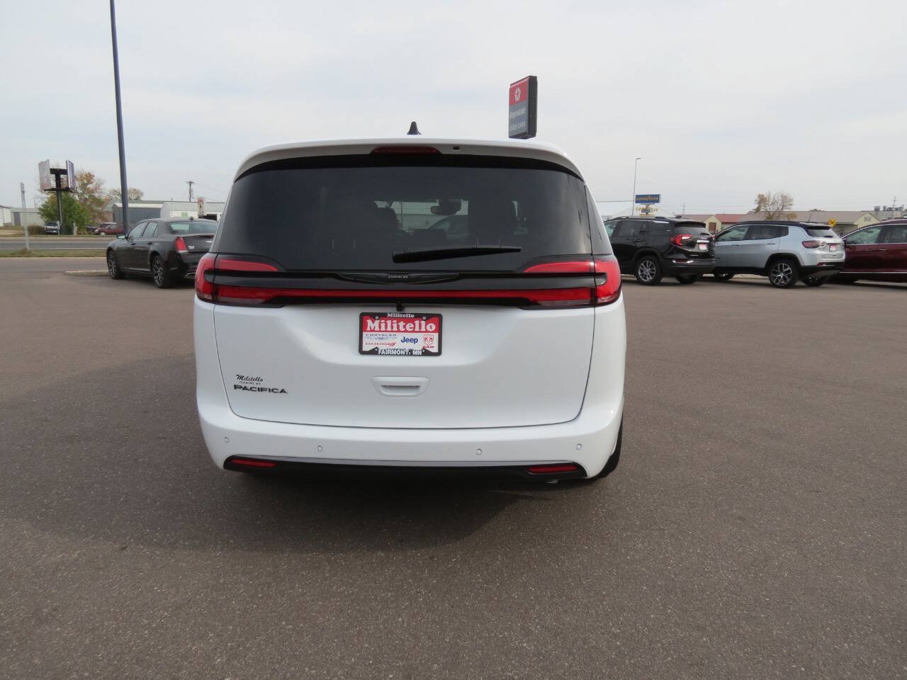 New 2026 Chrysler Pacifica Select FWD image 9