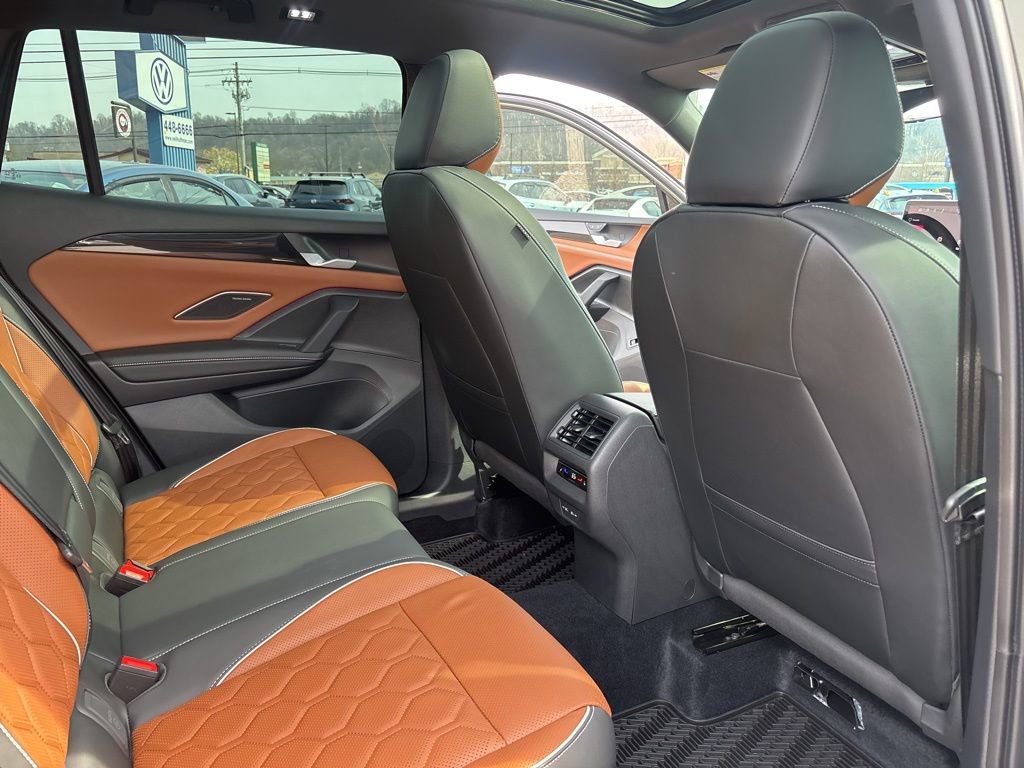 Used 2025 Volkswagen Tiguan SEL R-Line AWD/4WD image 38
