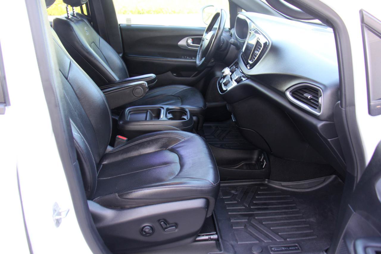 Used 2020 Chrysler Pacifica Touring-L w/ S Appearance Package FWD image 29