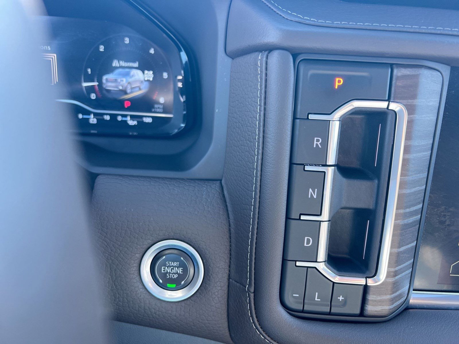 Used 2024 GMC Yukon XL Denali w/ Denali Reserve Package image 20