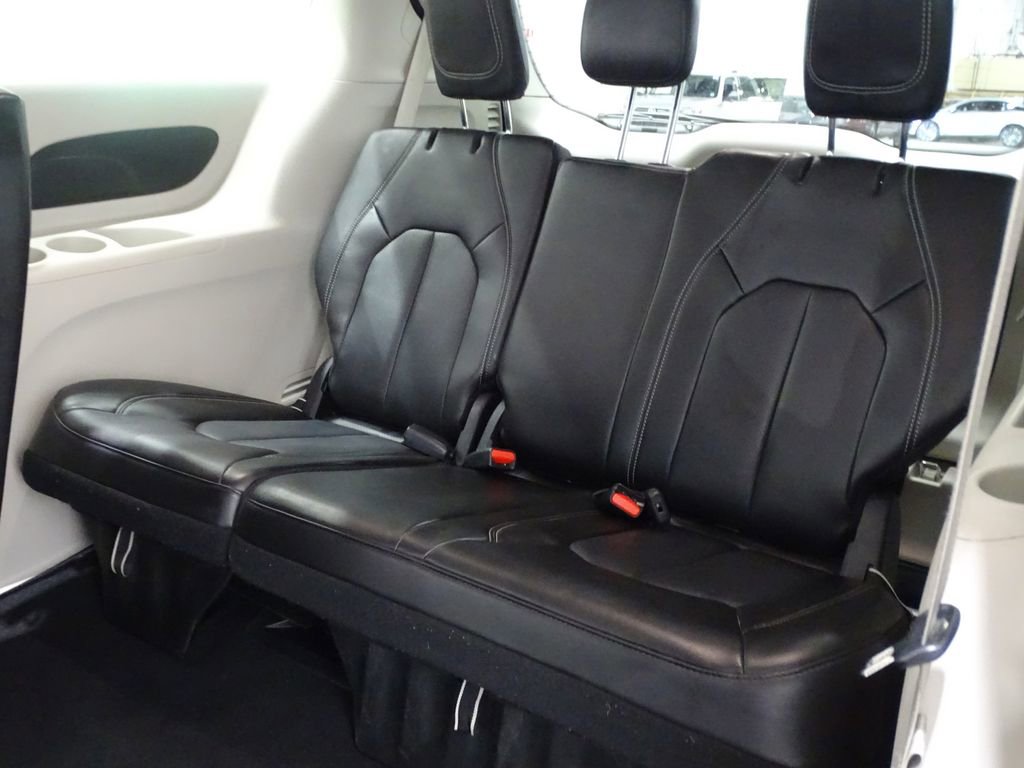 Used 2023 Chrysler Pacifica Touring-L image 13