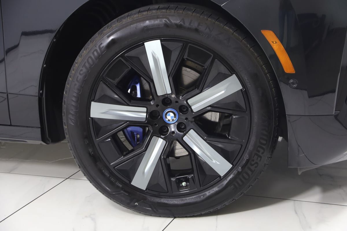 Used 2023 BMW iX xDrive50 w/ Sport Package AWD/4WD image 17