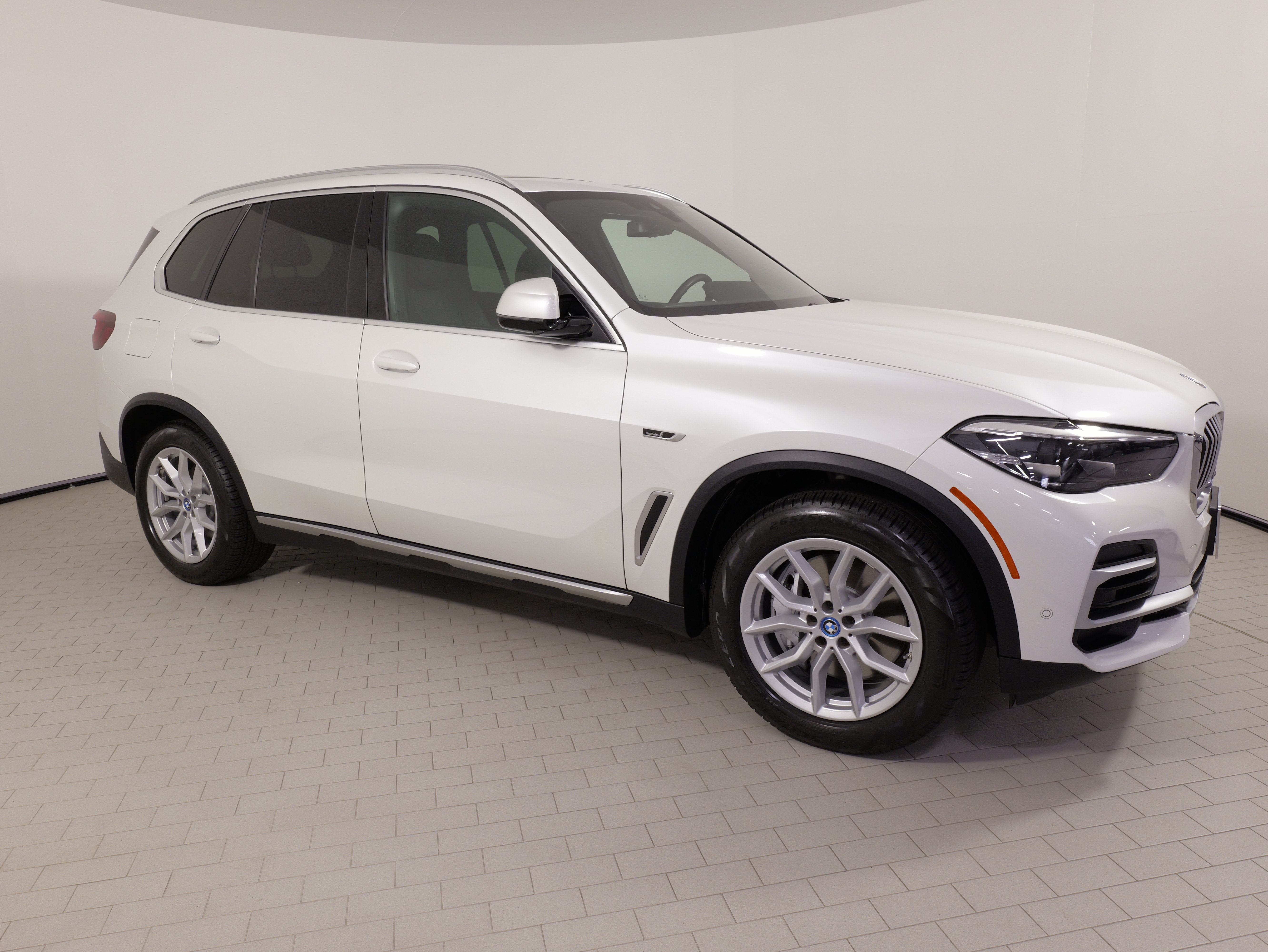 Used 2022 BMW X5 xDrive45e w/ Parking Assistance Package AWD/4WD image 10