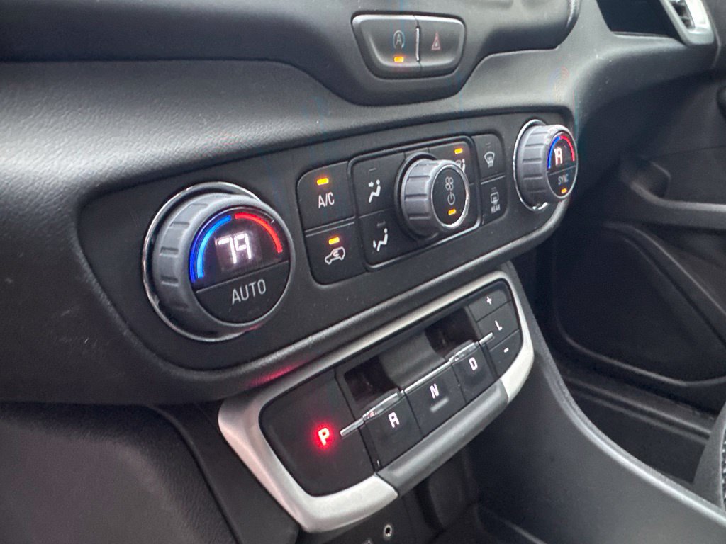 Used 2024 GMC Terrain SLE w/ Driver Convenience Package FWD image 18