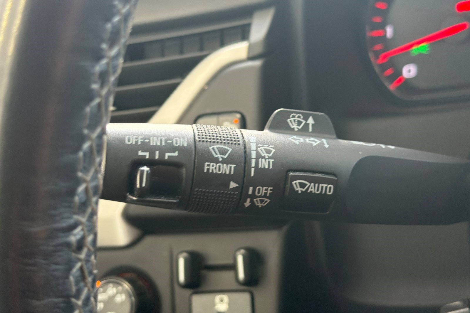 Used 2016 GMC Yukon SLT w/ Open Road Package AWD/4WD image 32