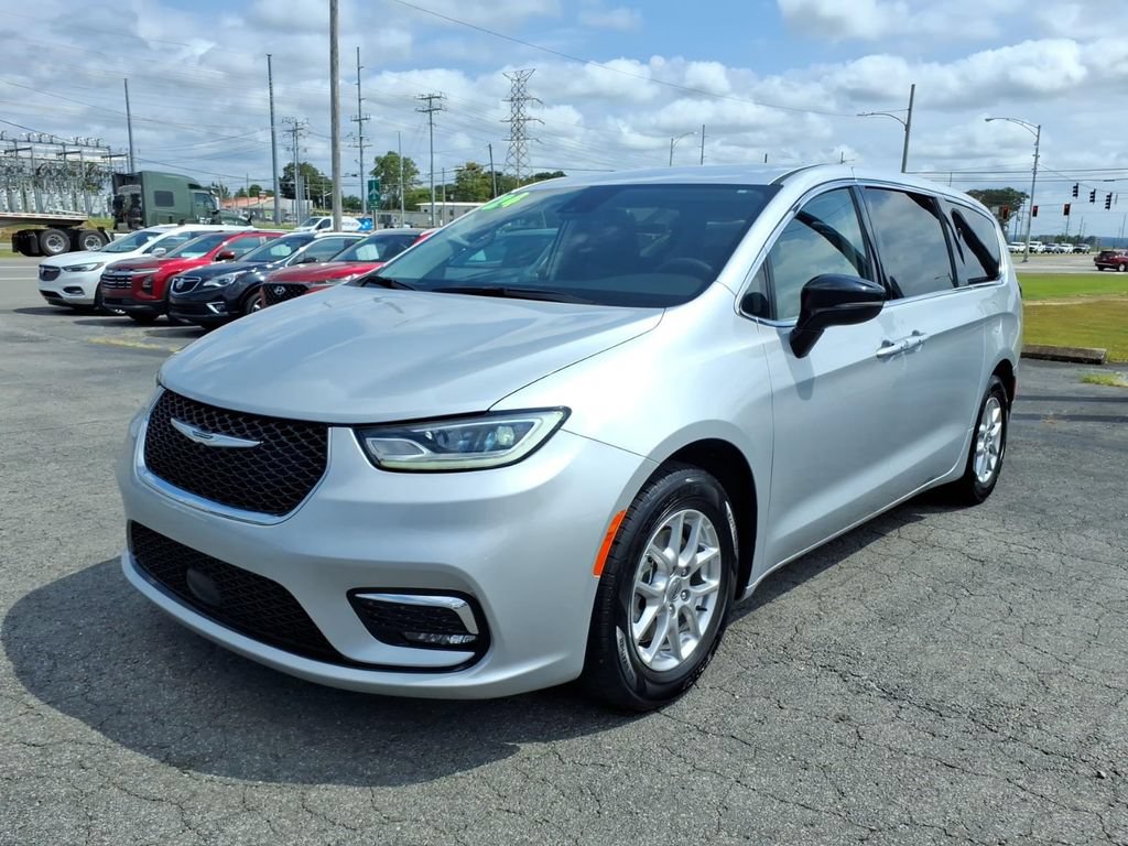 Used 2024 Chrysler Pacifica Touring-L FWD image 3