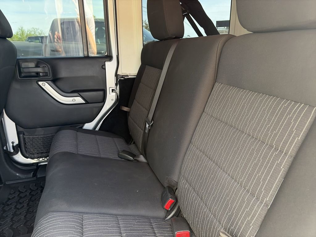 Used 2012 Jeep Wrangler Unlimited Rubicon w/ Connectivity Group AWD/4WD image 29