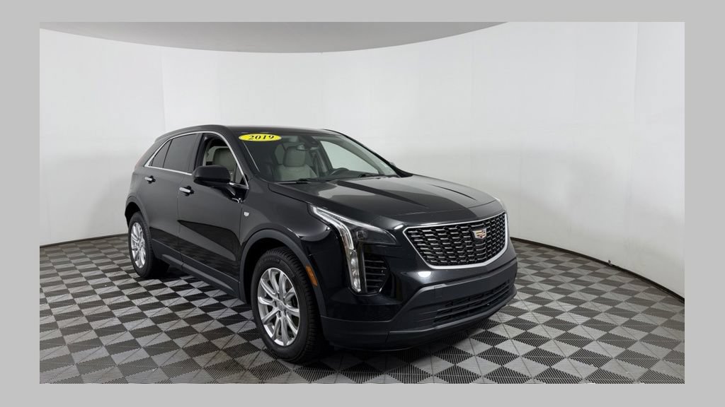 Used 2019 Cadillac XT4 Luxury w/ Cold Weather Package FWD image 1
