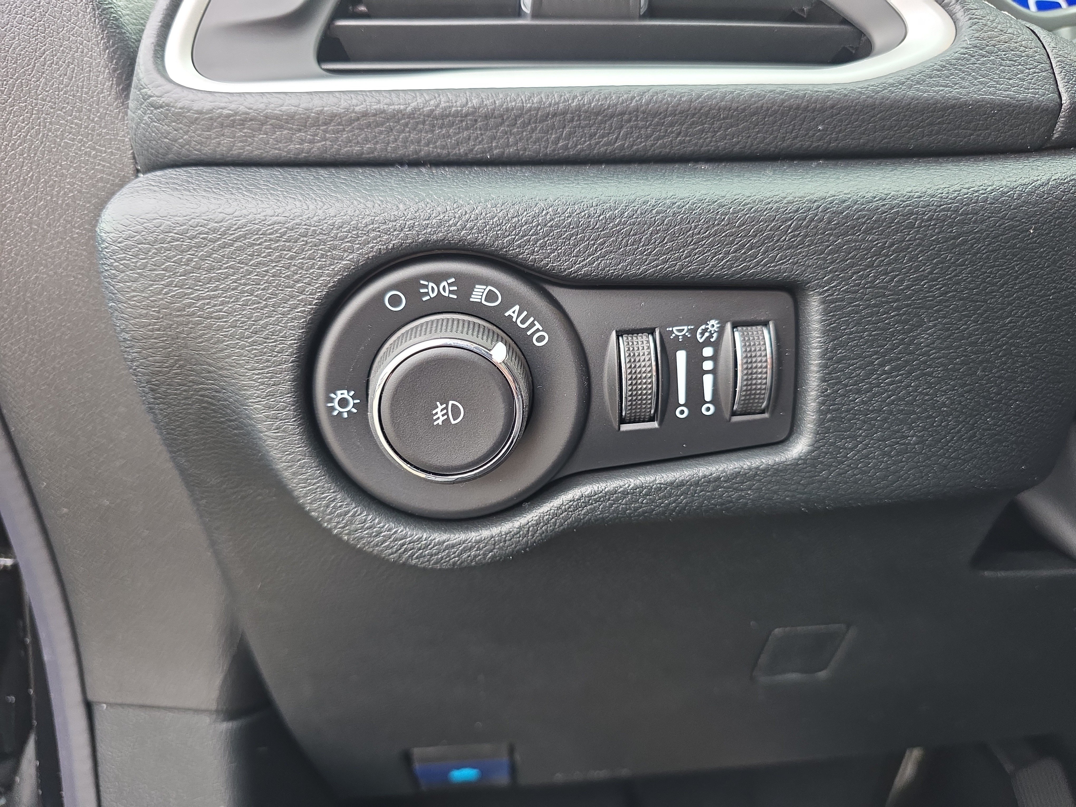 New 2026 Chrysler Pacifica Select AWD/4WD image 12
