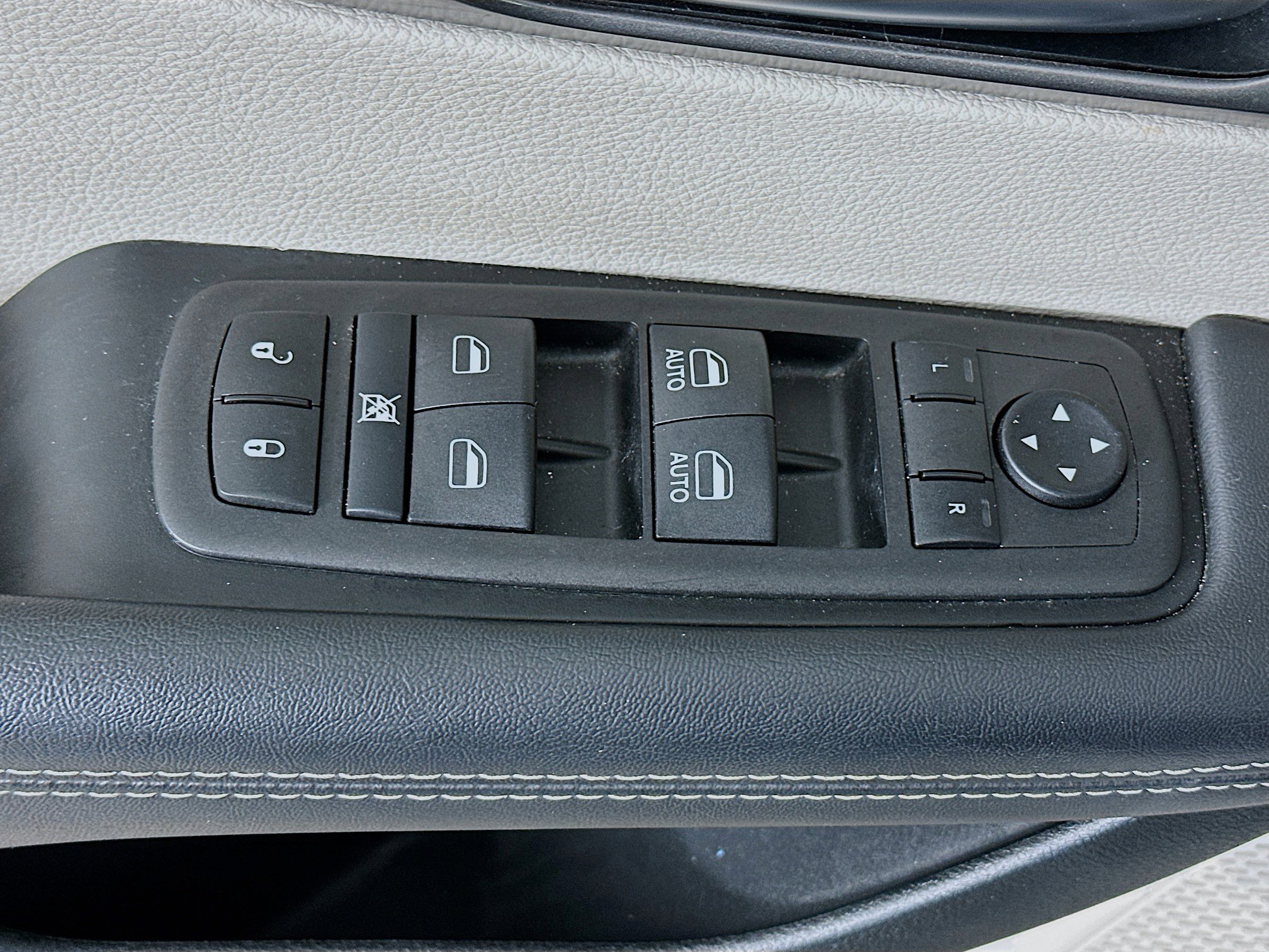 Used 2024 Chrysler Pacifica Touring-L image 15