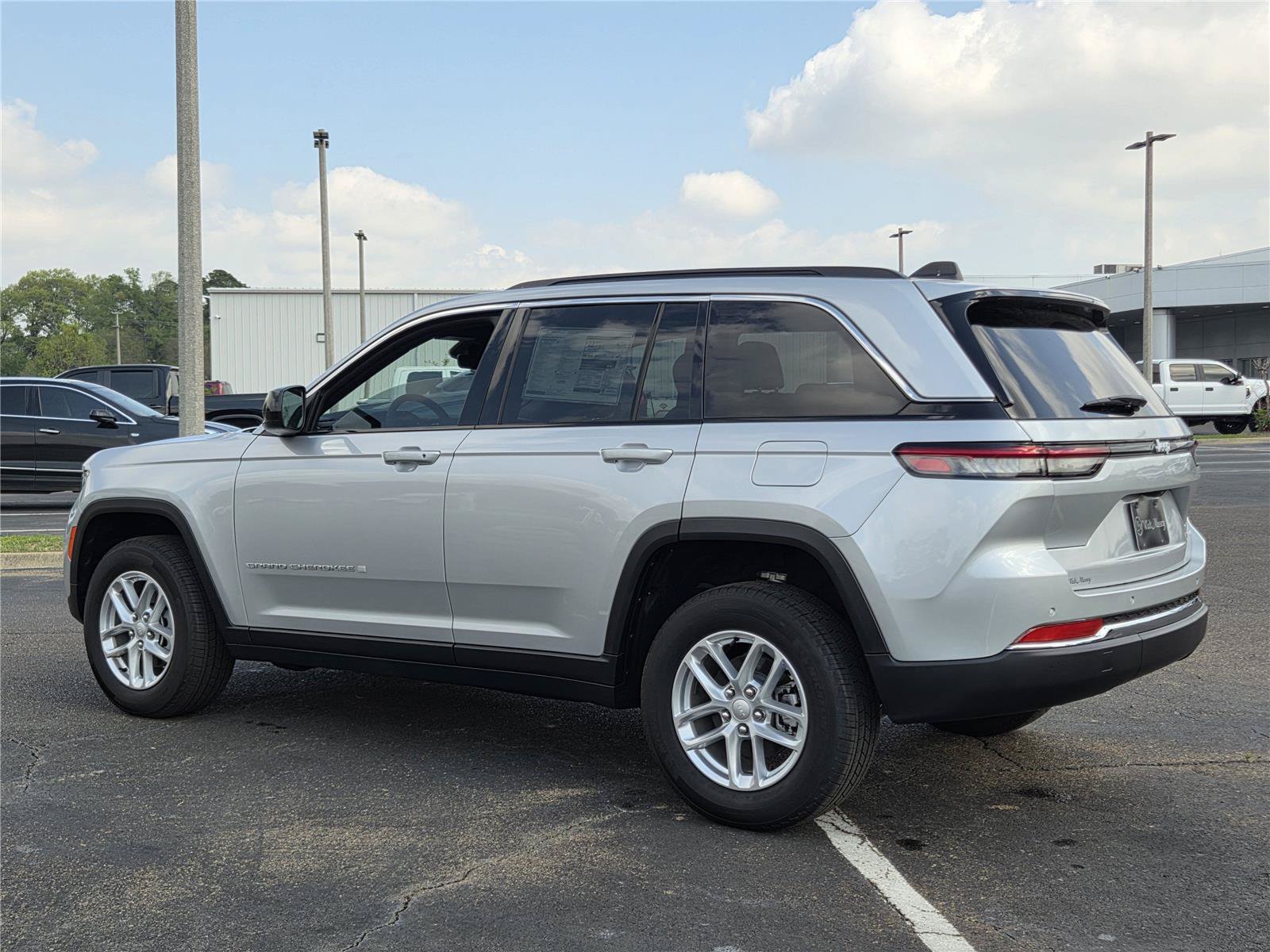 New 2025 Jeep Grand Cherokee Laredo X w/ Luxury Tech Group I RWD image 7