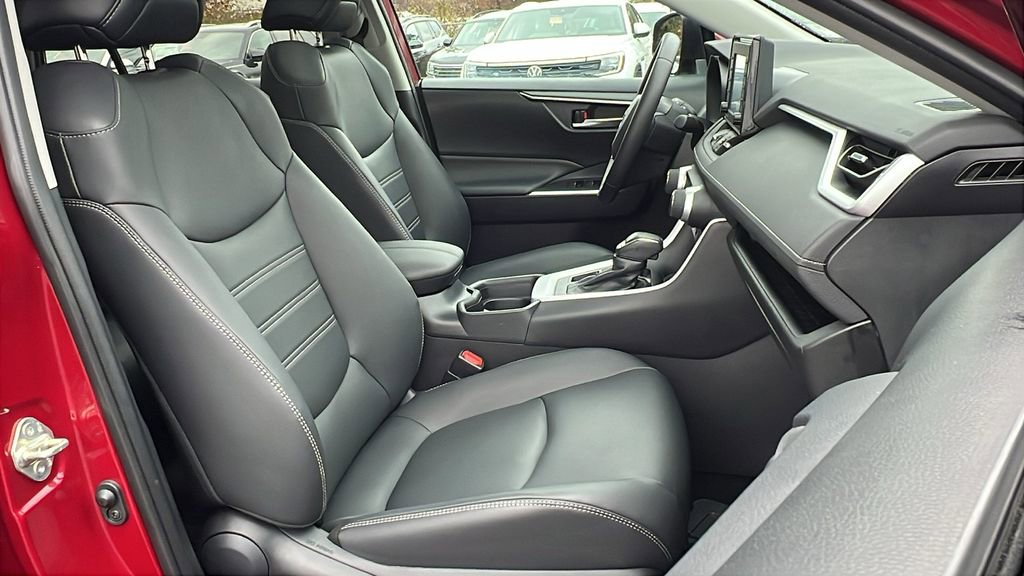 Used 2020 Toyota RAV4 XLE Premium image 10