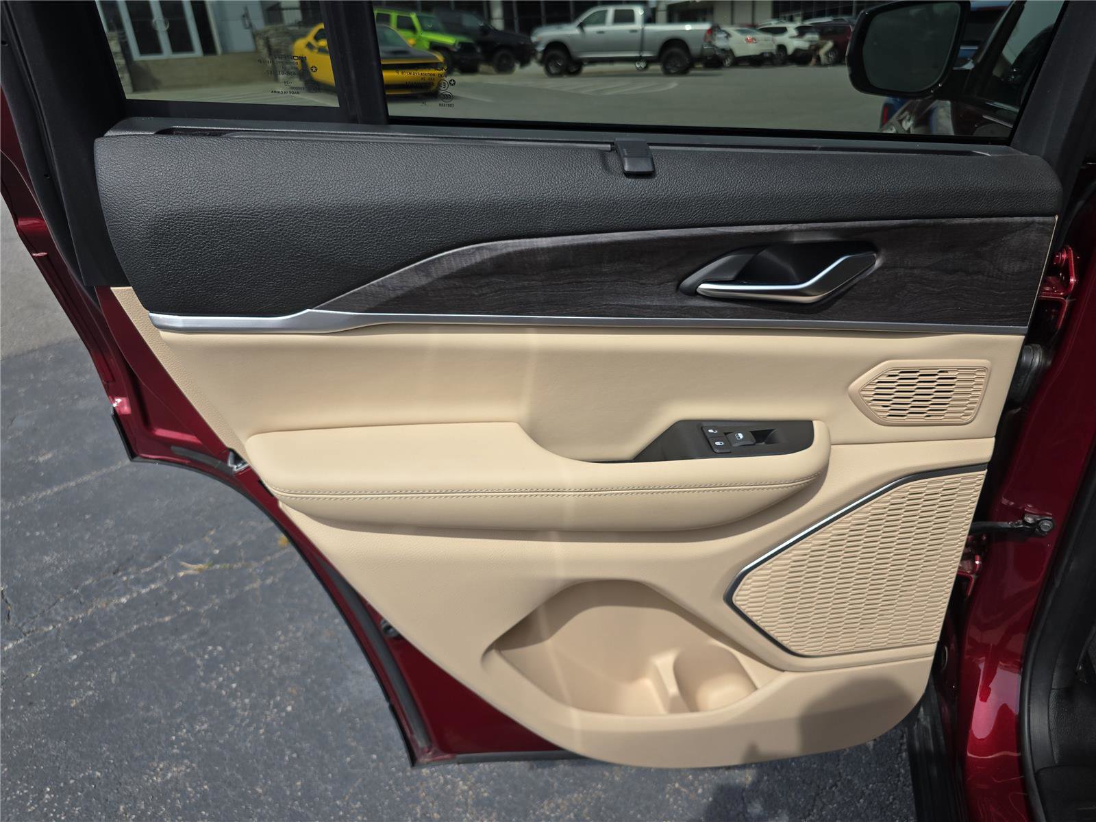 Used 2025 Jeep Grand Cherokee Limited w/ Luxury Tech Group II image 14