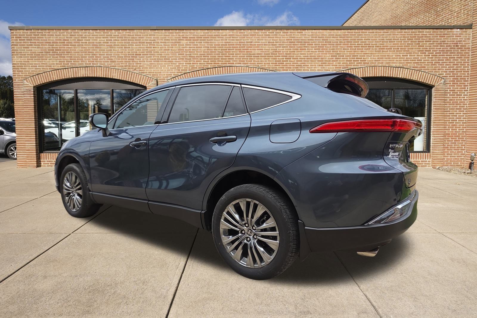 Used 2023 Toyota Venza XLE image 6