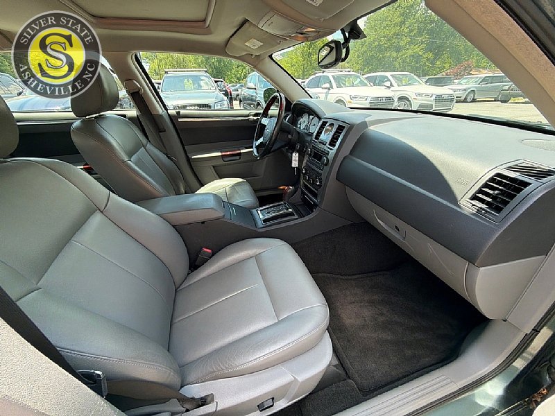 Used 2005 Chrysler 300 Touring RWD image 16