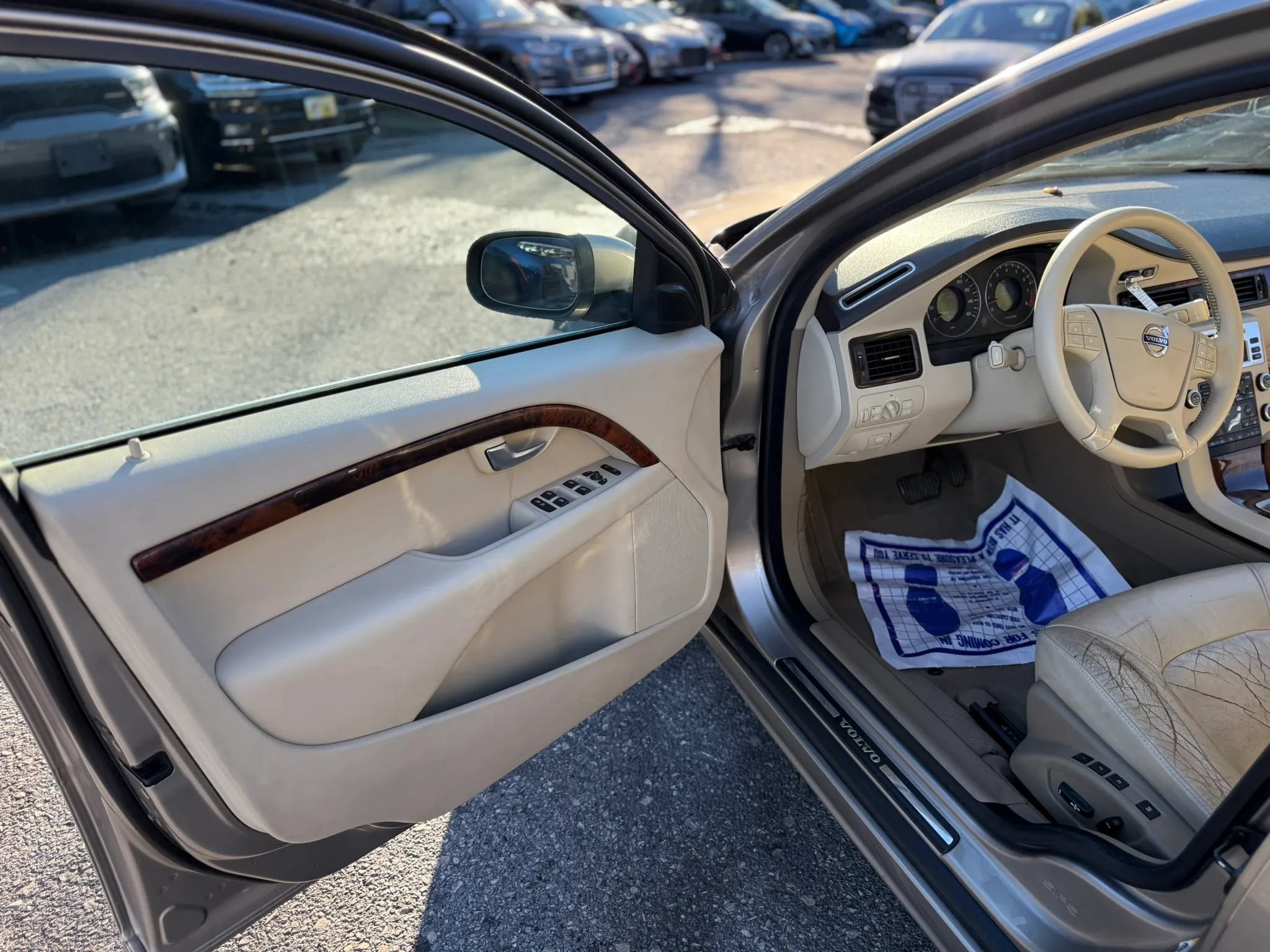 Used 2010 Volvo V70 R-Design FWD image 14