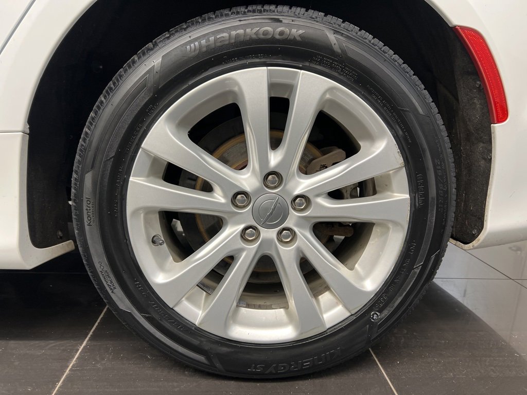 Used 2017 Chrysler 200 Limited Platinum image 7