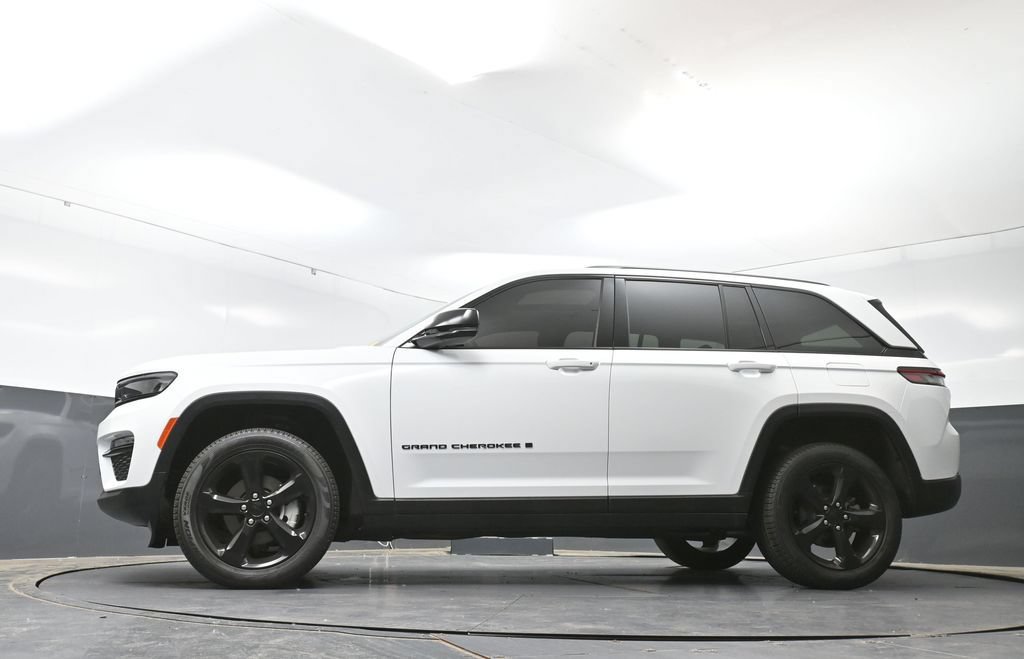 Used 2023 Jeep Grand Cherokee Limited w/ Black Appearance Package AWD/4WD image 29