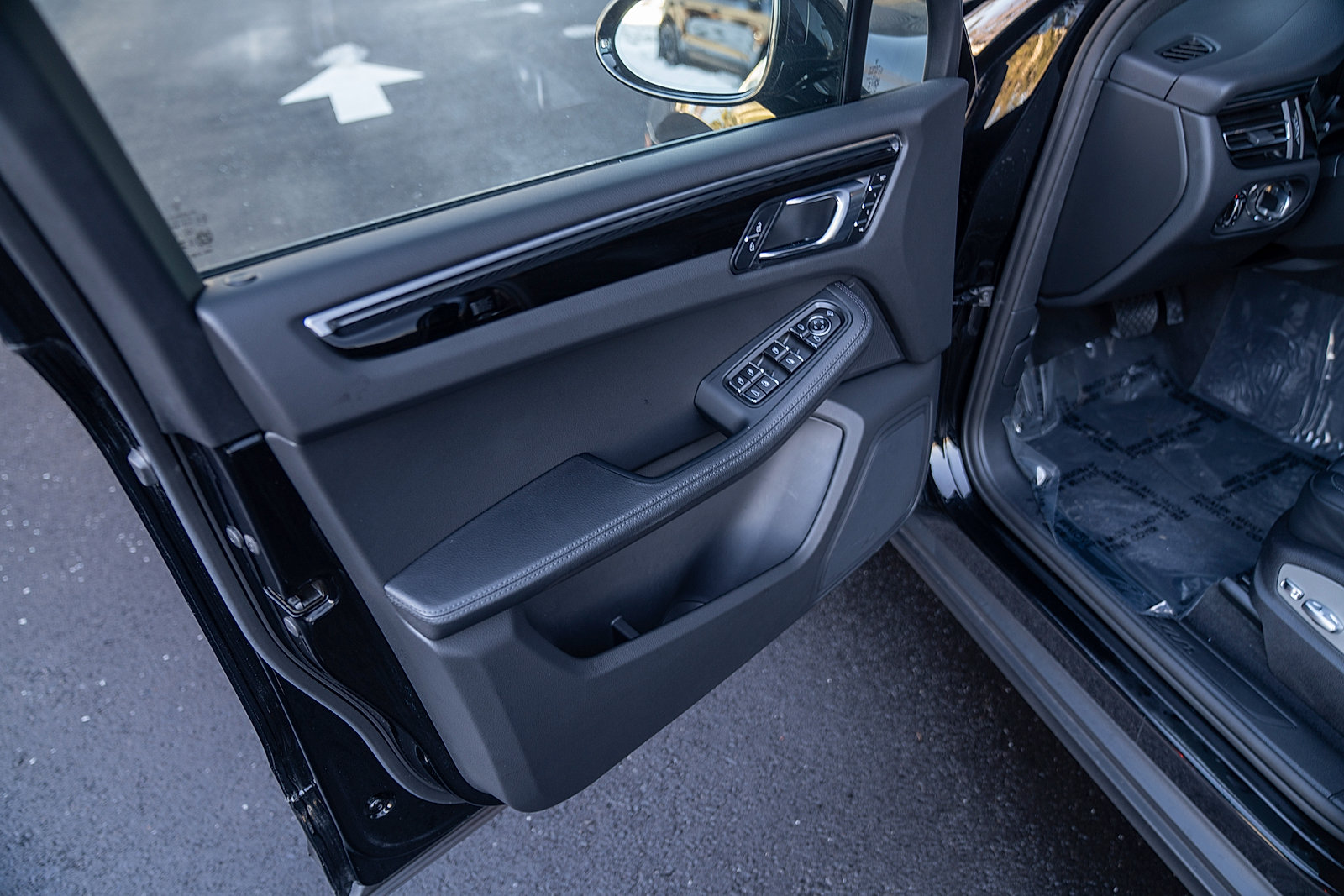 Certified 2025 Porsche Macan AWD/4WD image 16