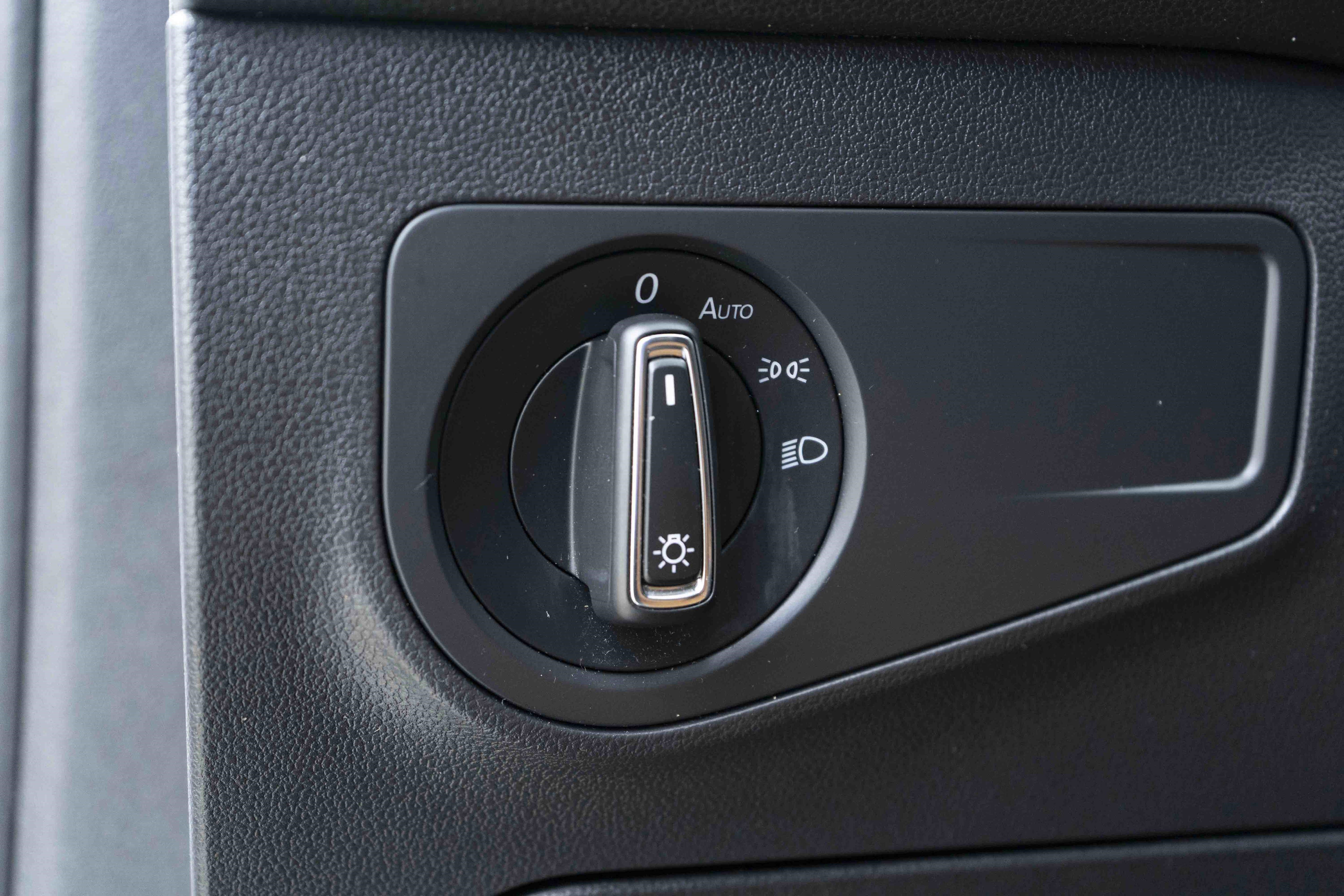 Used 2018 Volkswagen Tiguan SE image 38