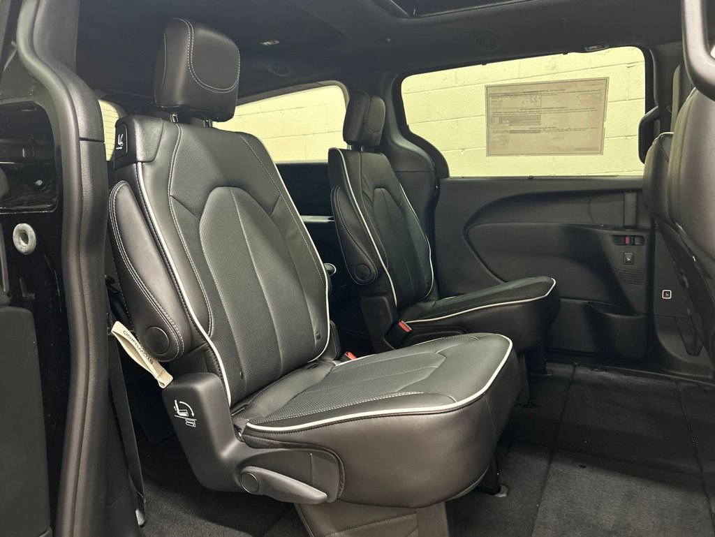 New 2027 Chrysler Pacifica Limited w/ S Appearance Package FWD image 11