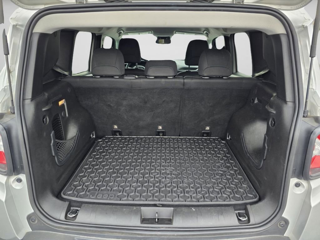 Used 2018 Jeep Renegade Altitude FWD image 24