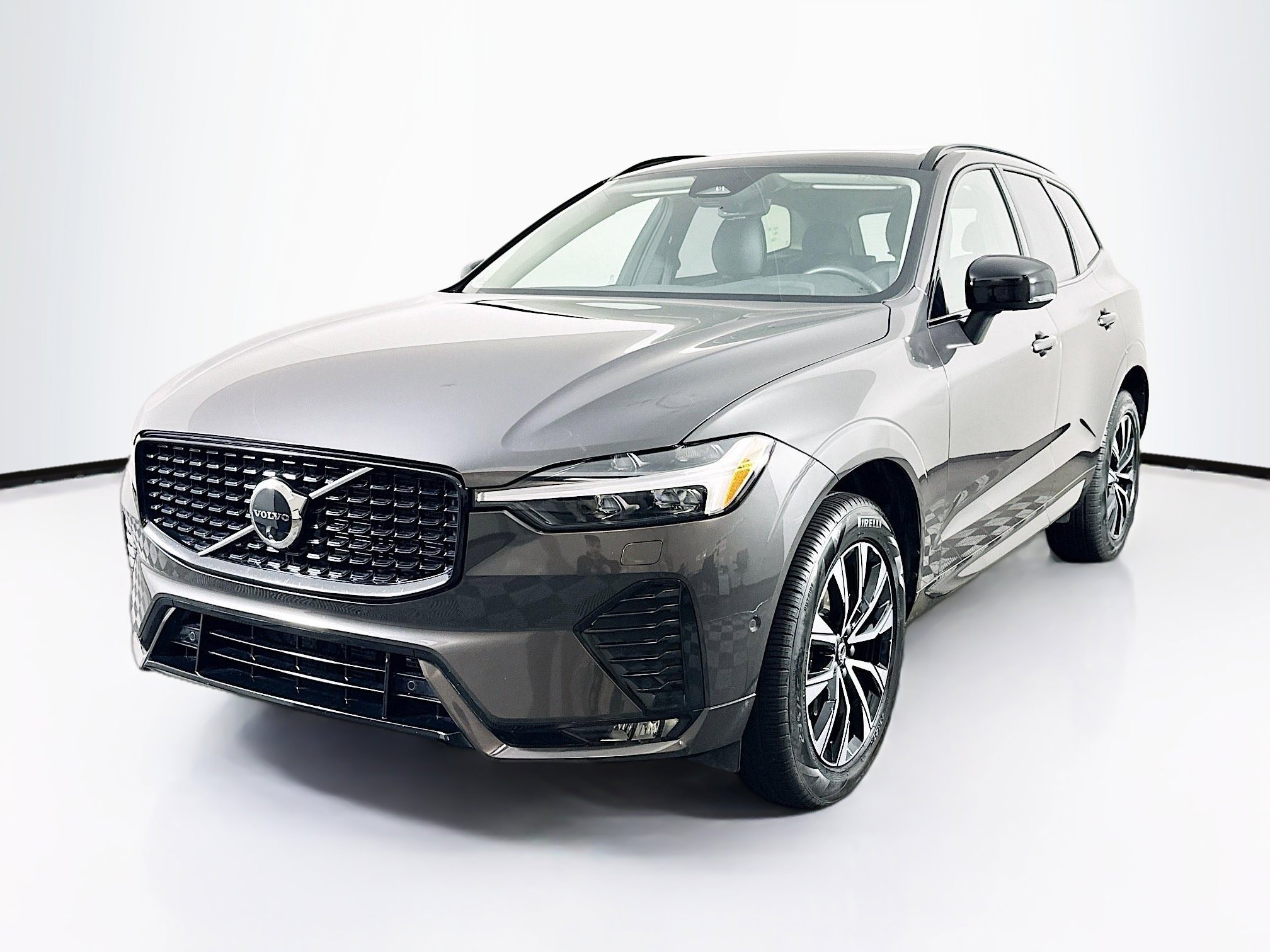 Used 2025 Volvo XC60 B5 Plus image 3