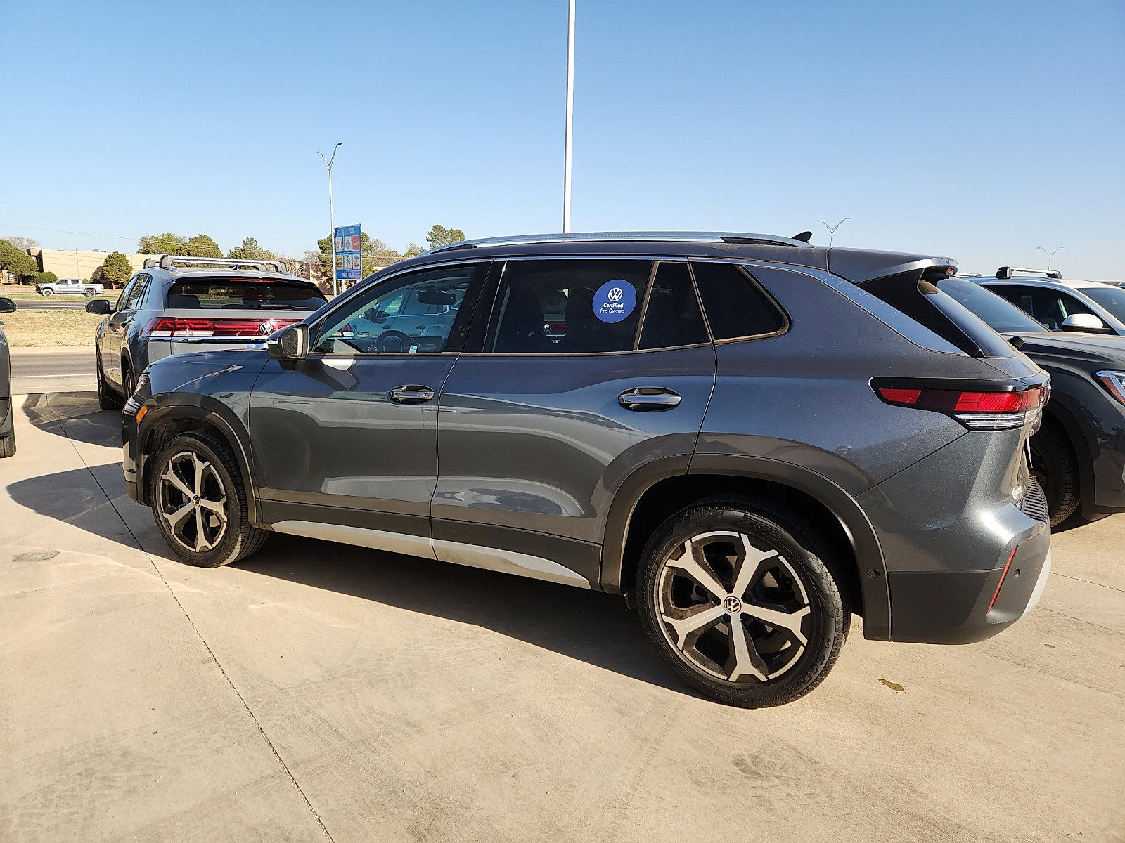 Certified 2025 Volkswagen Tiguan SE image 4