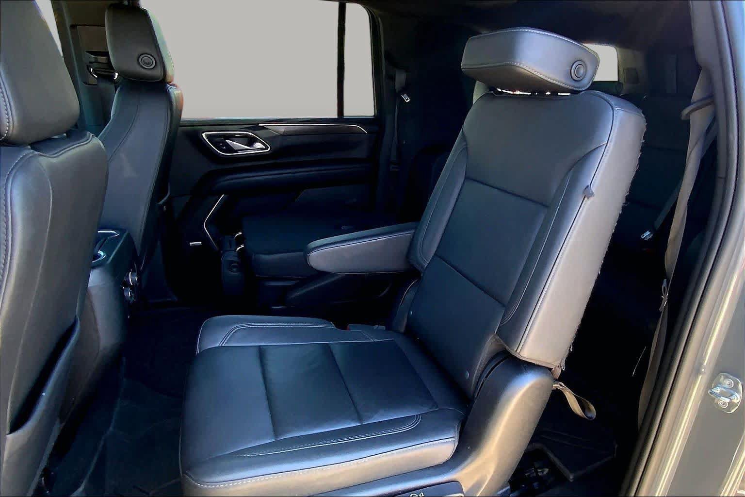 Used 2022 Chevrolet Suburban LT w/ LT Signature Package AWD/4WD image 20