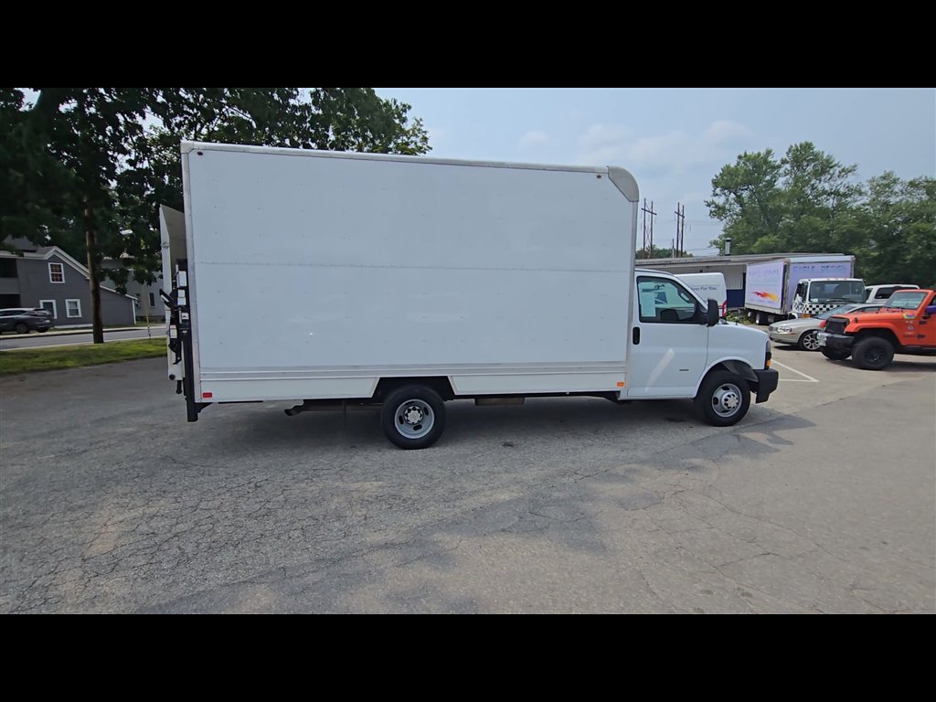 Used 2018 Chevrolet Express 3500 w/ Driver Convenience Package image 9