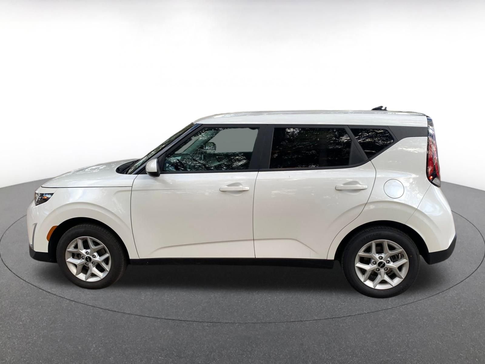 Used 2025 Kia Soul LX w/ LX Technology Package image 4