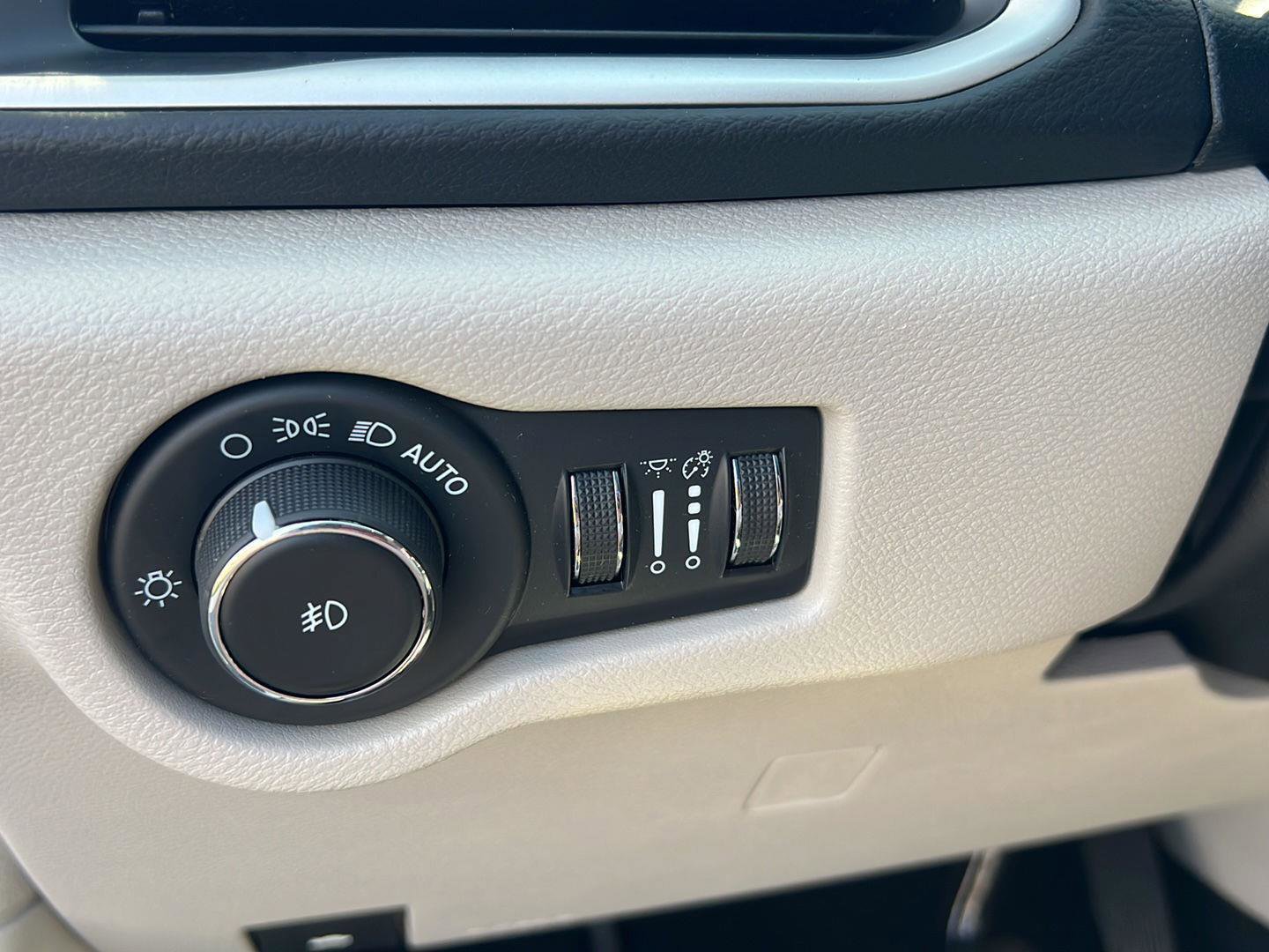 Used 2023 Chrysler Pacifica Touring-L image 17