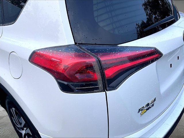 Used 2018 Toyota RAV4 LE AWD/4WD image 31